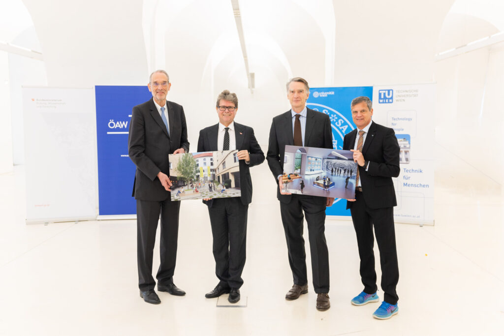 Heinz Faßmann, Martin Polaschek, Jens Schneider, Sebastian Schütze halten Visualisierungen des neuen Science Communication Centers in den Händen